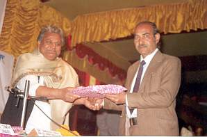 Myself receiving prize from Shri Samresh Singh, the honorable minister of Sc. & Technology & I.T. of Jharkhand State.